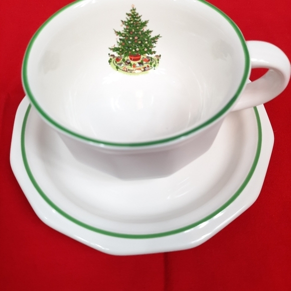 Vintage Pfaltzgraff Christmas Heritage Coffee Mug & Saucer Set of 8 Discontinued - Picture 2 of 12